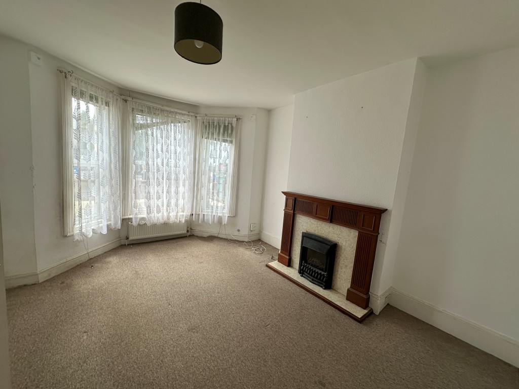 Lot: 114 - TWO-BEDROOM TERRACE HOUSE FOR IMPROVEMENT - Living Room